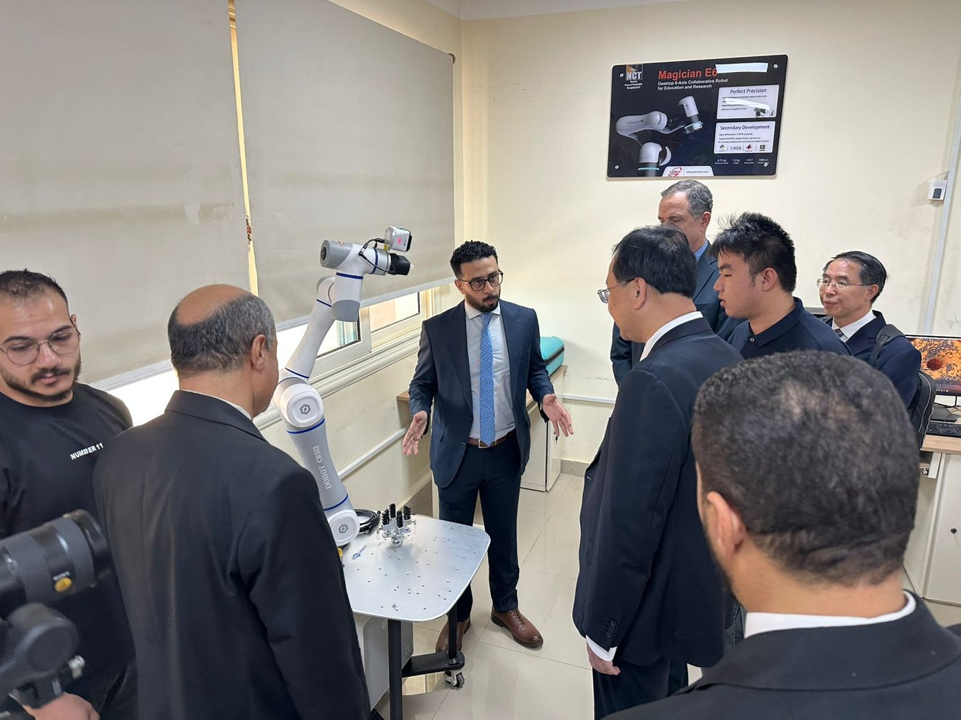 CR5A robotkar bemutatója a tanterem megnyitóján