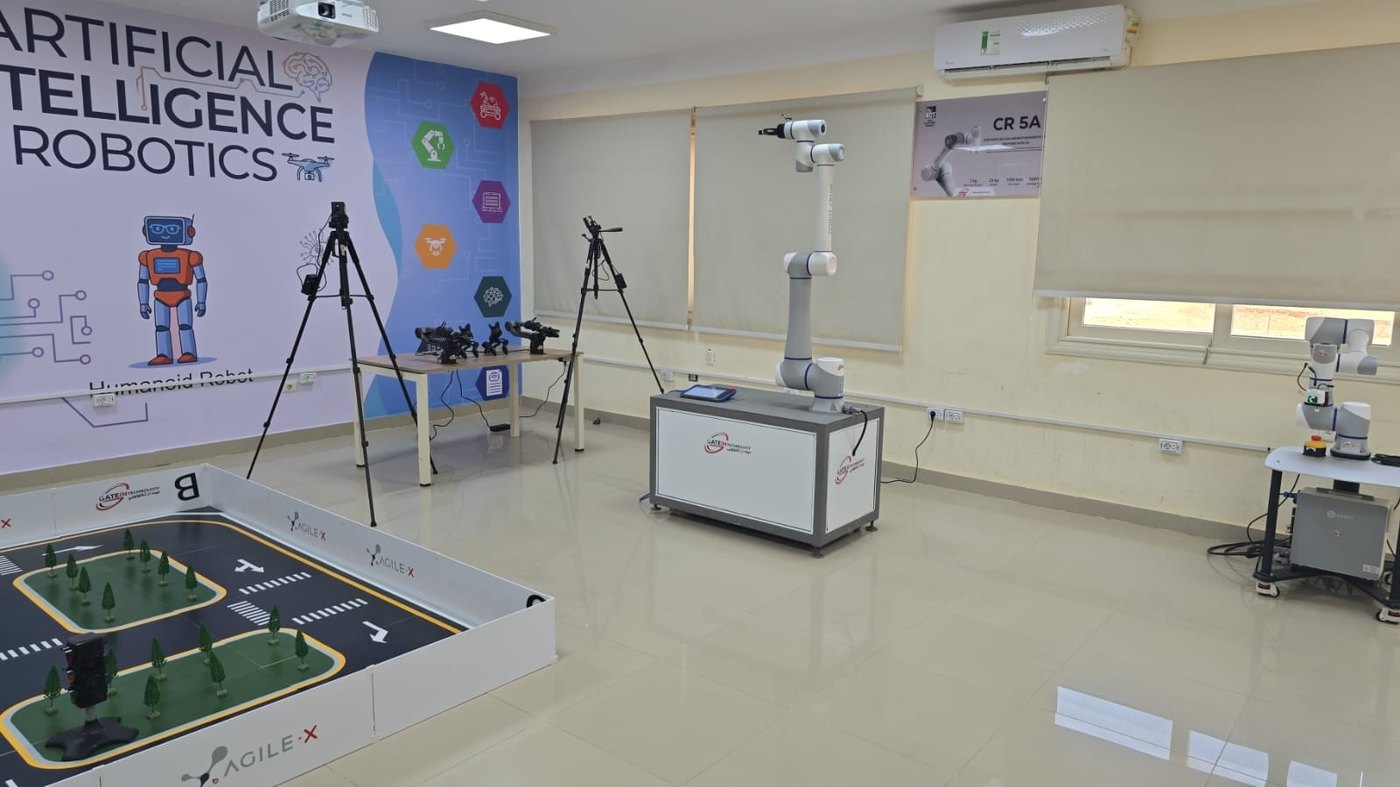 MI- és robotikaterem DOBOT robotkarokkal, New Cairo Technological University