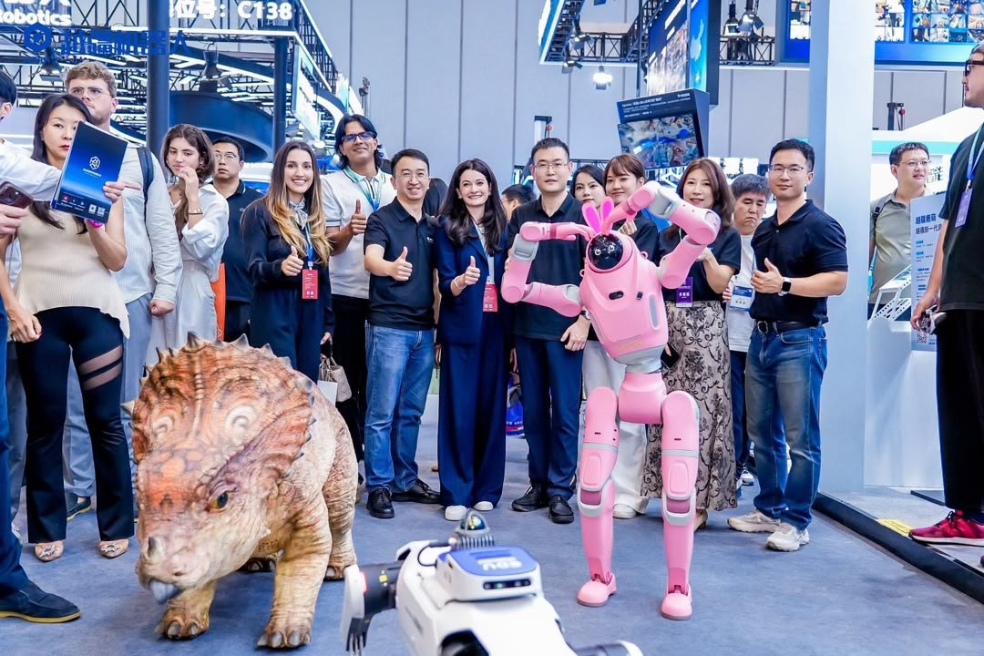 A DOBOT standján: a Sinoceratops dinoszaurusz-robot